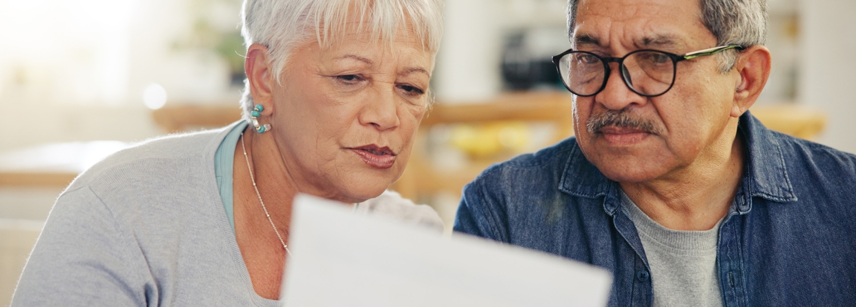 partnerpennsioen; partners bekijken en bespreken het overzicht van hun pensioen aan de hand van een document