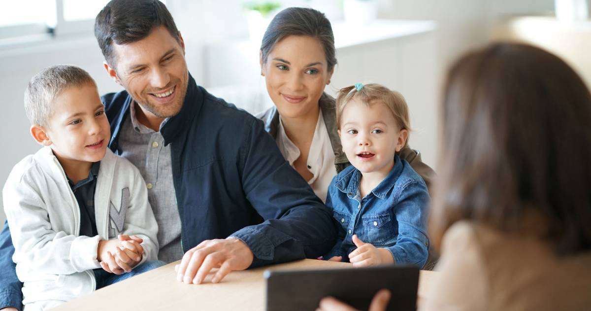 Een jong gezin heeft een gesprek met een financieel adviseur