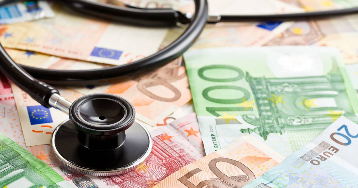 Een stethoscoop op eurobankbiljetten